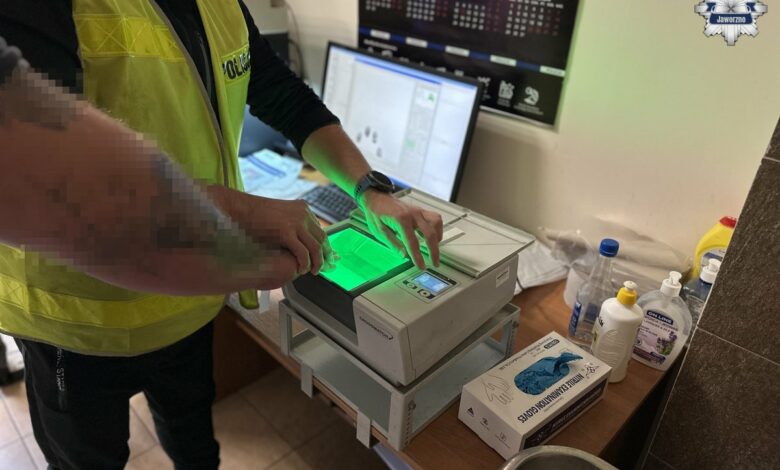 pobicie nad Zalewem Sosina policjant odbierający odcisk palca od zatrzymanego