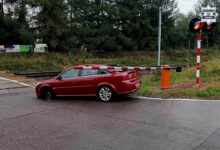 samochód na torach kolejnowych