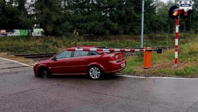 samochód na torach kolejnowych