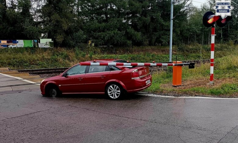 samochód na torach kolejnowych