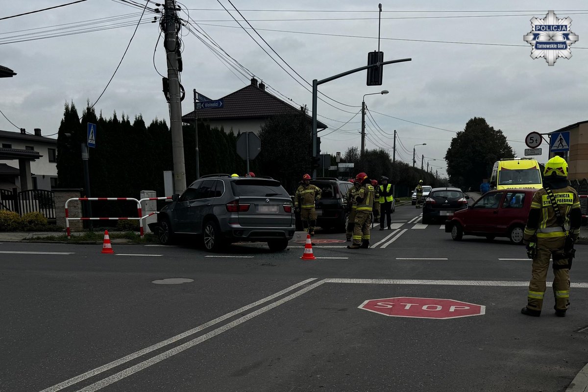 Wypadek na skrzyżowaniu w Pyrzowicach! Cztery kobiety ranne po zderzeniu BMW i renault