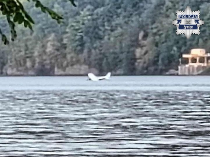 Awionetka wpadła do Jeziora Żywieckiego! Trwa akcja wydobywcza samolotu z dna