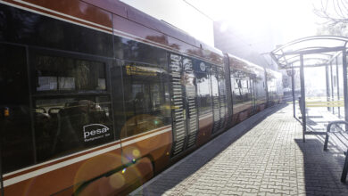 Tramwaj na przystanku