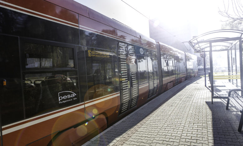 Tramwaj na przystanku