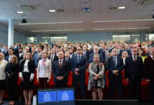 Akademia Śląska, stojąca grupa osób na auli