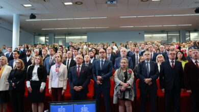 Akademia Śląska, stojąca grupa osób na auli