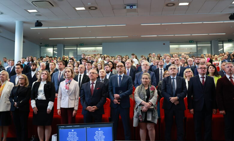 Akademia Śląska, stojąca grupa osób na auli