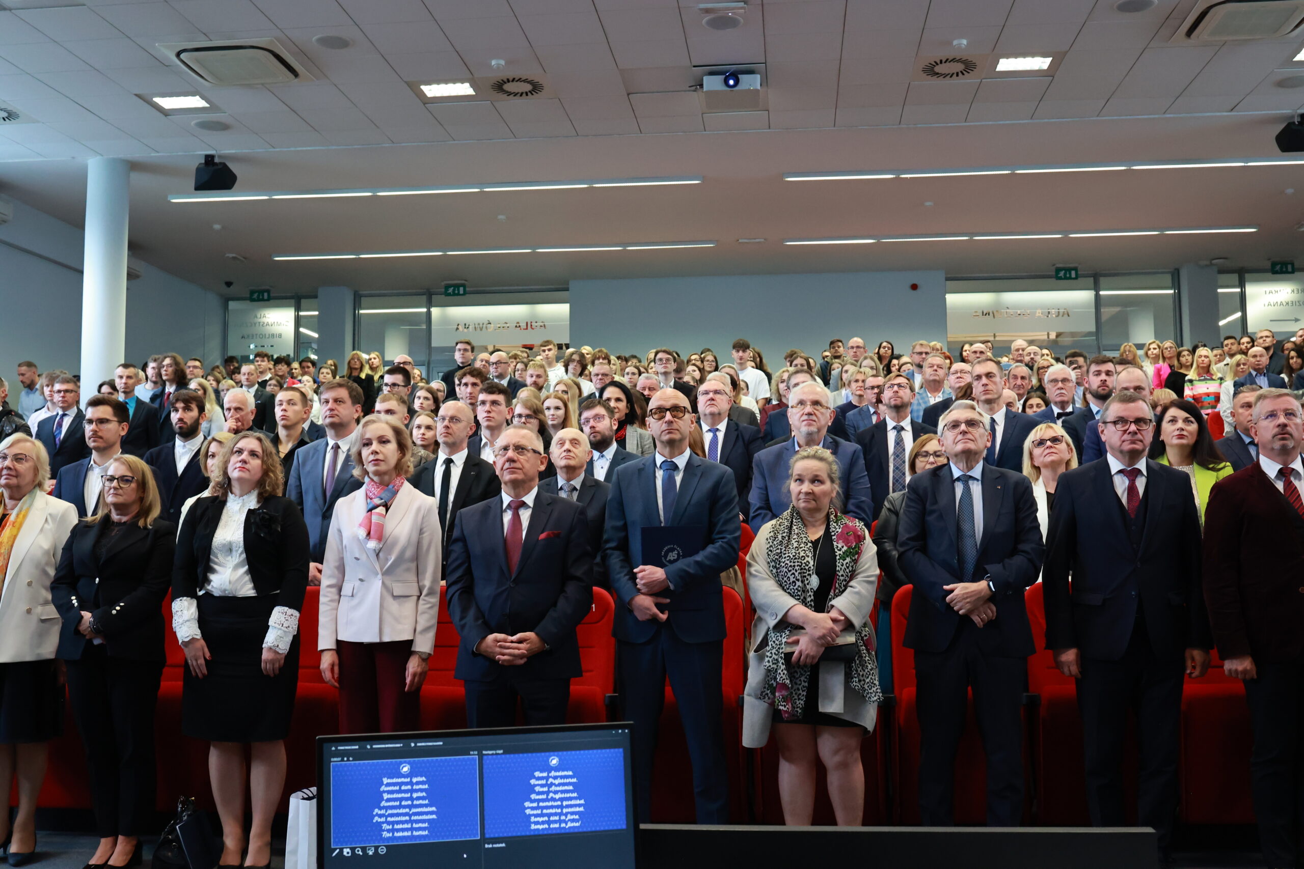Akademia Śląska, stojąca grupa osób na auli