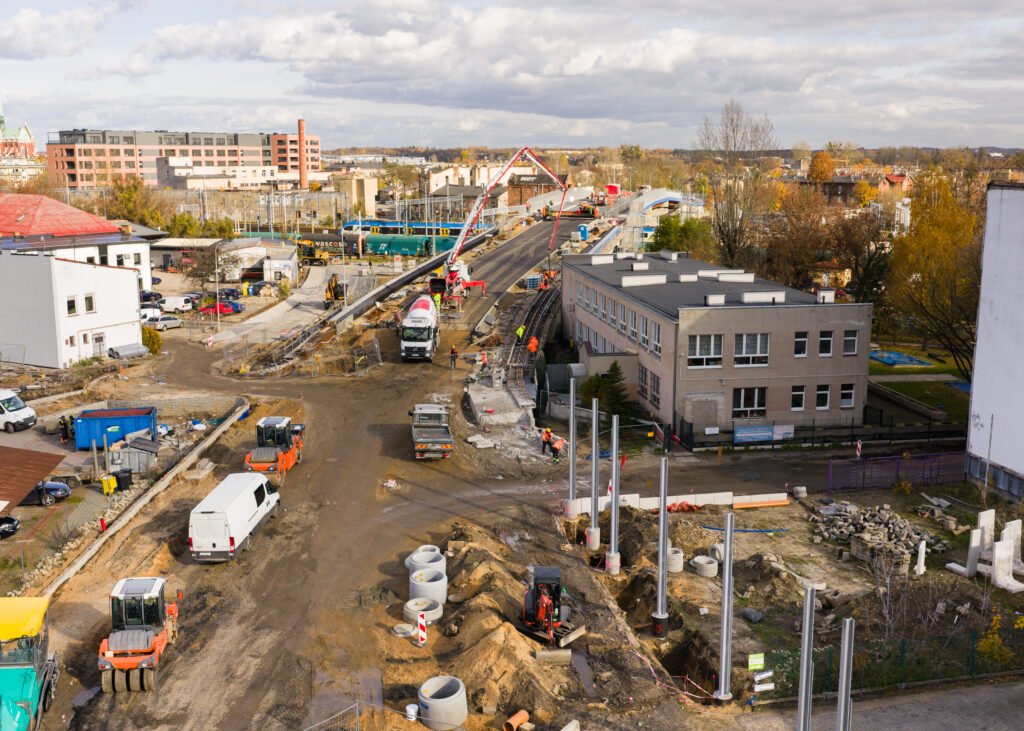 Przedłużenie ulicy 1 Maja w Częstochowie. Ruszyło układanie asfaltu na wiadukcie