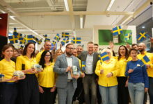 Grupa ludzi w zółtych koszulkach z flaglagami szwecji