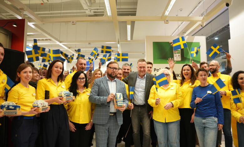 Grupa ludzi w zółtych koszulkach z flaglagami szwecji