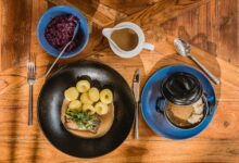 Katowice na talerzu 2025 Danie na talerzach na stole