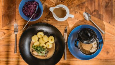 Katowice na talerzu 2025 Danie na talerzach na stole