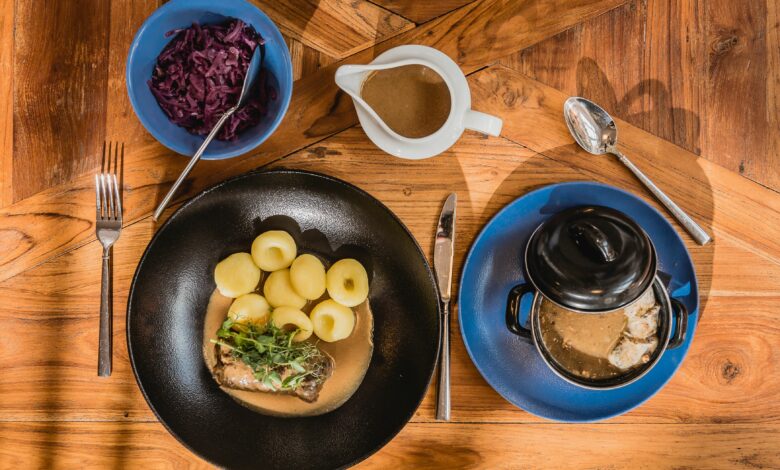 Katowice na talerzu 2025 Danie na talerzach na stole