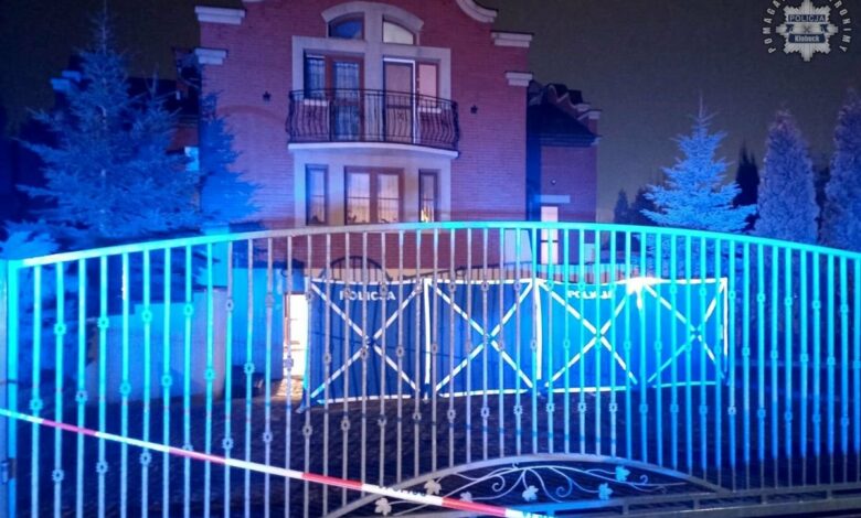 zabójstwo duchownego Kłobuck - za bramą wiazdową budynek parafi