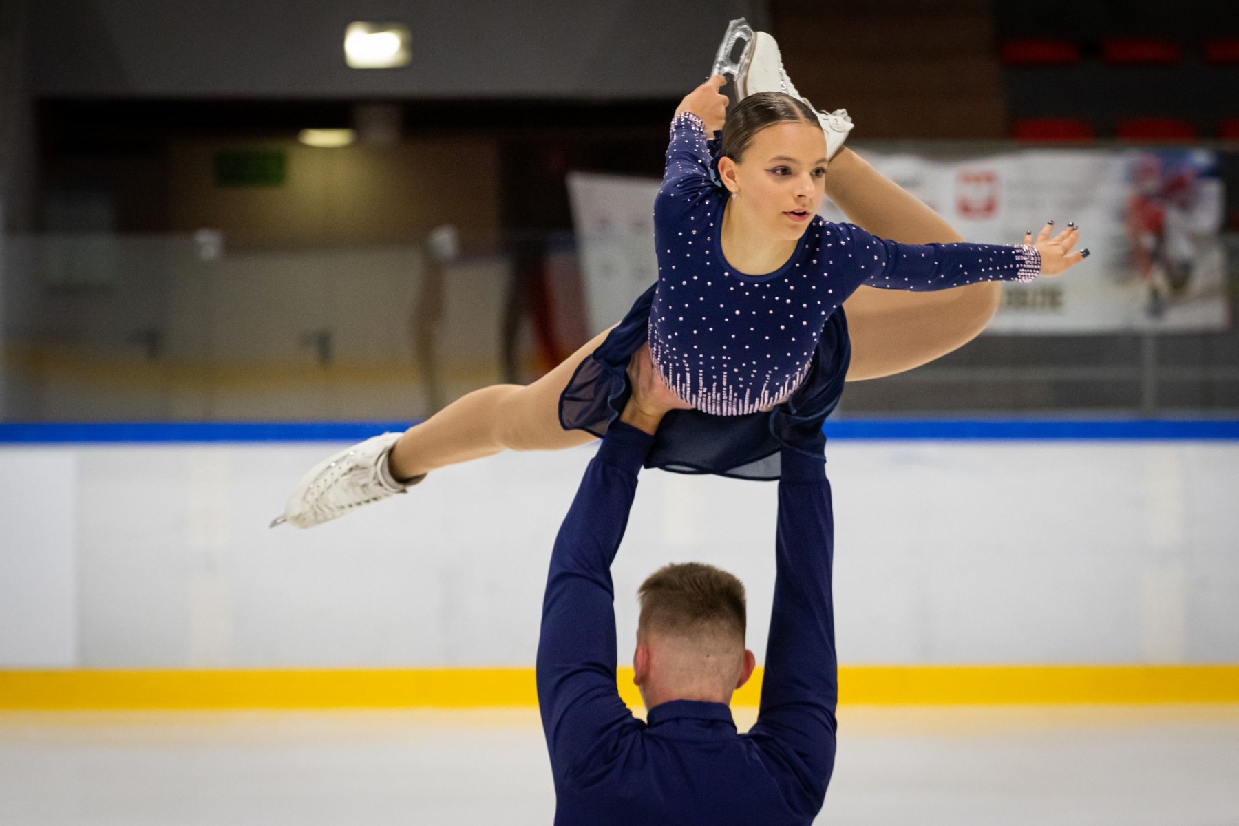 Łyżwiarze na lodowisku