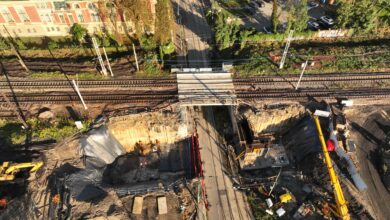 Zdjęcie remontowanego wiaduktu kolejowego z lotu ptaka