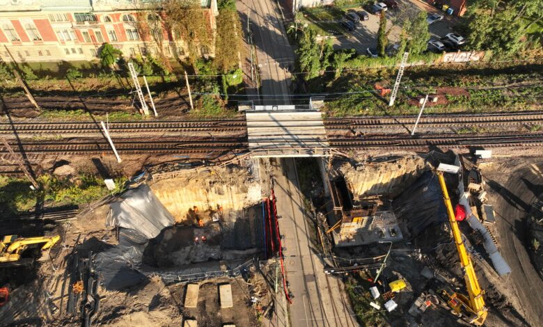 Zdjęcie remontowanego wiaduktu kolejowego z lotu ptaka