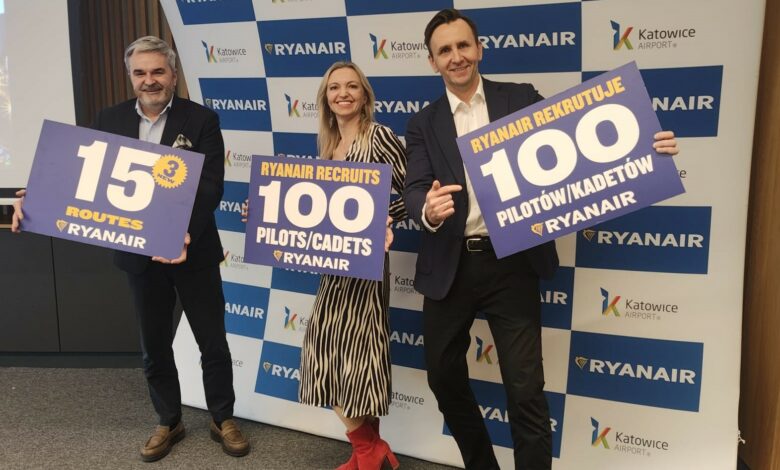 zimowy rozkład lotów Ryanair Katowice trzy osoby na tle scianki trzymaja w rękach plansze z liczbami
