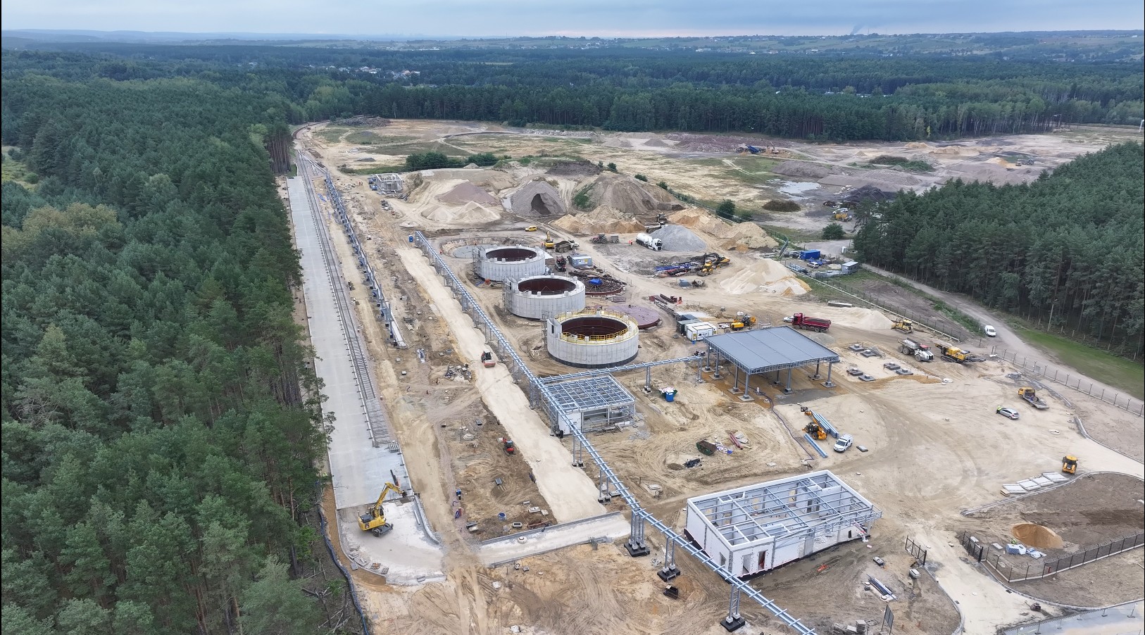 Rok intensywnych prac. Węzeł przeładunkowy w Katowice Airport nabiera kształtów