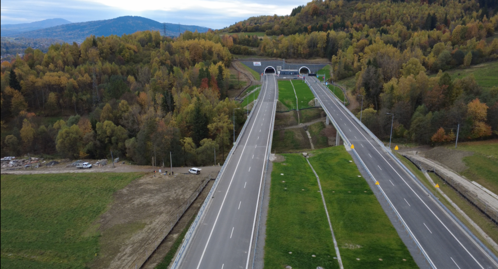 Wjazd do tuneli drogowych na drodze ekspresowej 