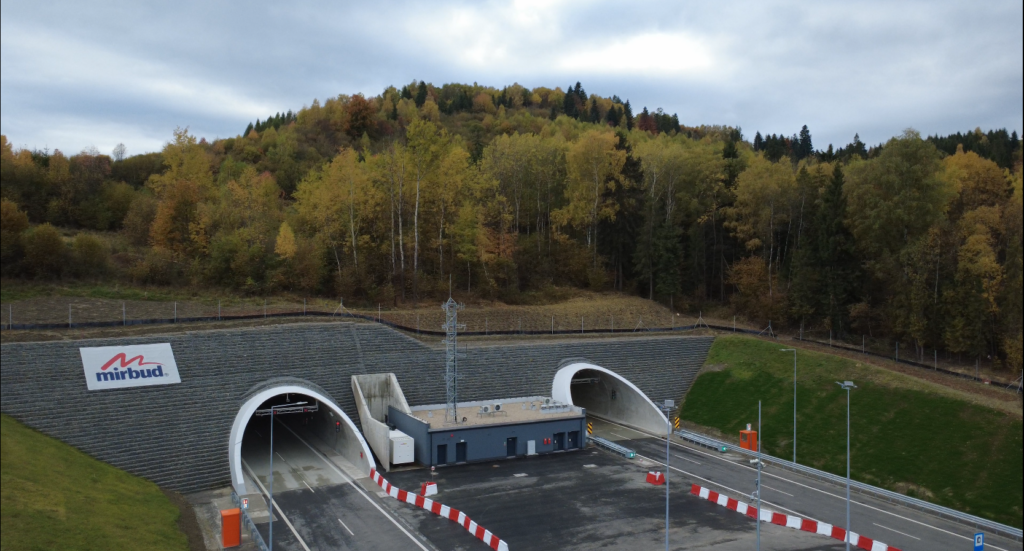 Wjazd do tuneli drogowych na drodze ekspresowej 