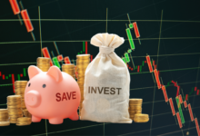 Fałszywe obligacje grafik a z workiem pieniedzy z napisem inwestycje i świnką skarbonka