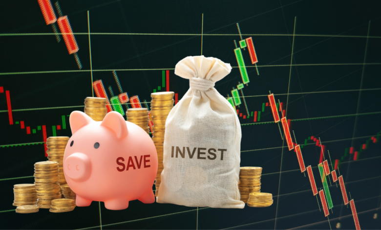 Fałszywe obligacje grafik a z workiem pieniedzy z napisem inwestycje i świnką skarbonka