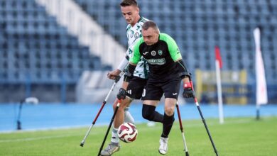 Dwóch mężczyzn - nwalidów o kulach grających wpiłkę.