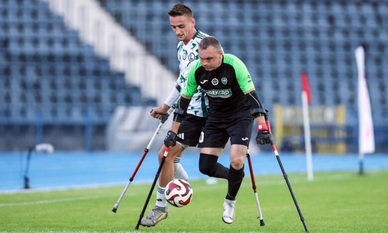 Dwóch mężczyzn - nwalidów o kulach grających wpiłkę.