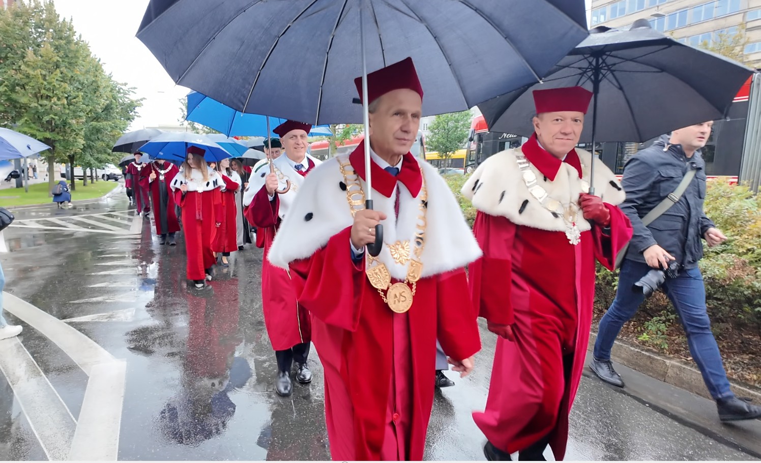 Deszcz nie zatrzymał akademickiego święta. Katowice uroczyście rozpoczęły rok akademicki