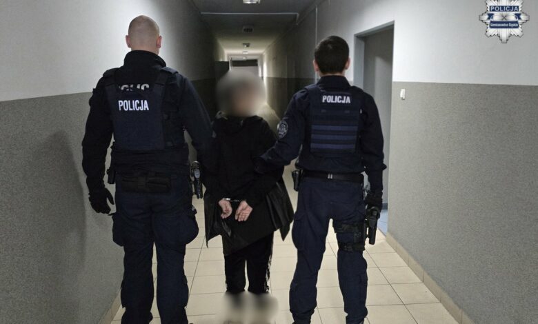 Kobieta zatrzymana prowadzona przez policjantów