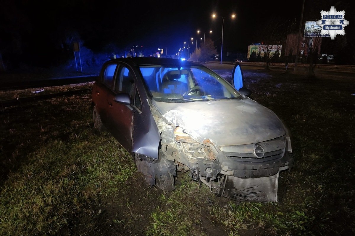 Pijany kierowca w Mysłowicach uderzył w latarnię. Miał prawie 2 promile alkoholu