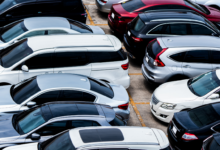 samochody ciasno zaparkowane na parkingu