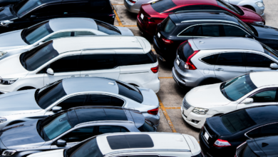 samochody ciasno zaparkowane na parkingu