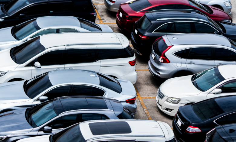 samochody ciasno zaparkowane na parkingu