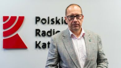 zdjęcie portretowe na tle ściany z napisem Radio Katowice