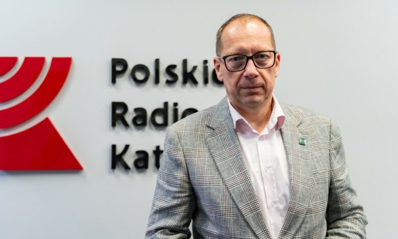 zdjęcie portretowe na tle ściany z napisem Radio Katowice