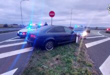 Pościg Racibórz - samochód obok dwa radiowozy