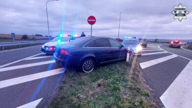 Pościg Racibórz - samochód obok dwa radiowozy