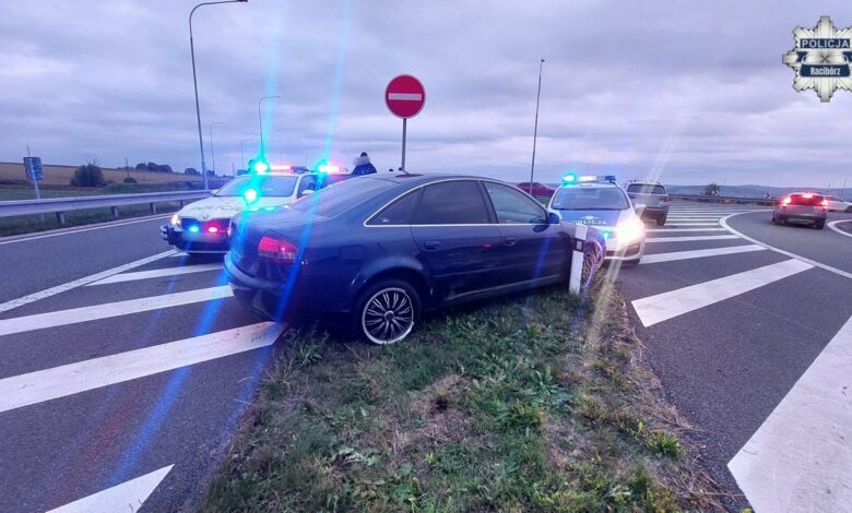 Pościg Racibórz - samochód obok dwa radiowozy