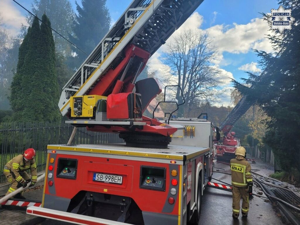 Bielsko-Biała: policjanci uratowali mieszkańców płonącego mieszkania