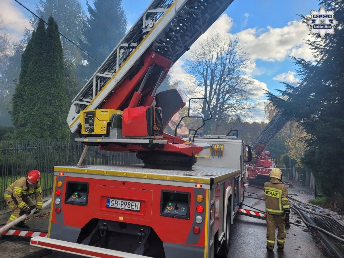 Bielsko-Biała: policjanci uratowali mieszkańców płonącego mieszkania