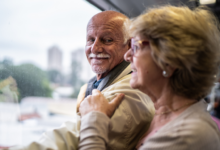 Dwoje seniorów w pociągu patrzą przez okno