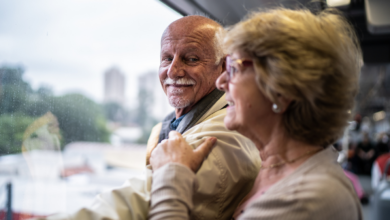 Dwoje seniorów w pociągu patrzą przez okno