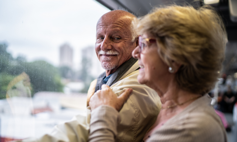 Dwoje seniorów w pociągu patrzą przez okno