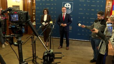 Ewa Weber Kamil Żbikowski stoją przed mikrofonami na statywach