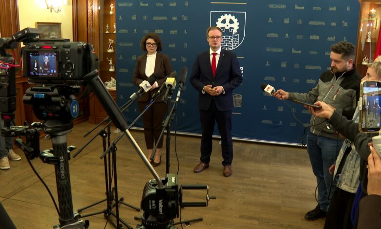 Ewa Weber Kamil Żbikowski stoją przed mikrofonami na statywach