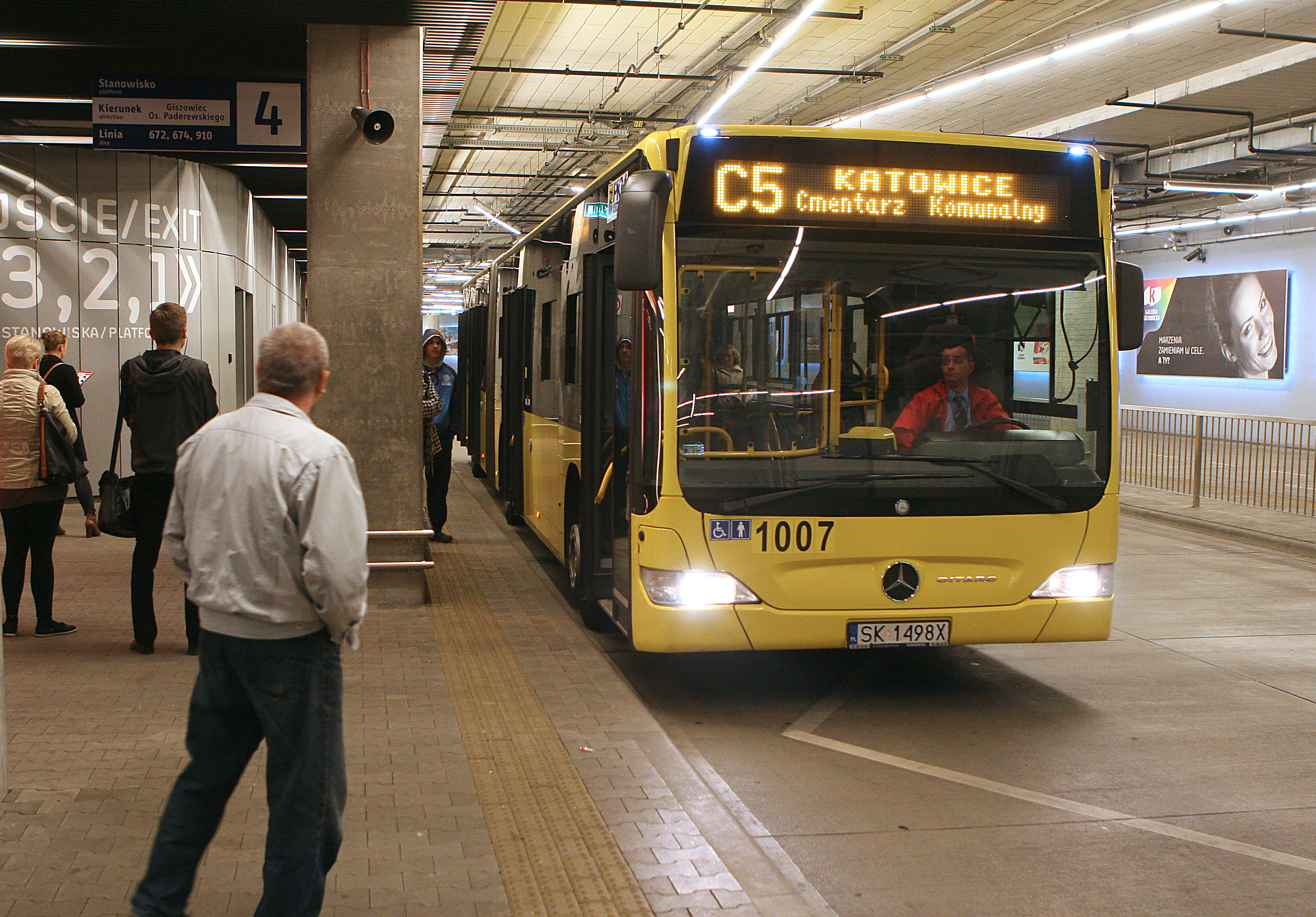 Wszystkich Świętych: autobusami ponownie będzie można dojechać na cmentarz za darmo