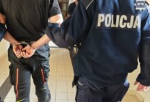 Policjanci zatrzymali 20-letniego mężczyznę, który prowadził samochód mimo trzech aktywnych sądowych zakazów